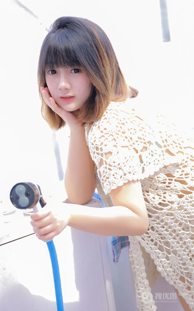 气质匀称可爱短发女生少女慢慢脱衣服露家居服线条超高清图片
