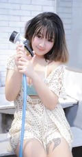 气质匀称可爱短发女生少女慢慢脱衣服露家居服线条超高清图片