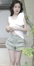 玉骨冰肌浅粉可爱少女白背心短裤院落洗头湿发气质写真图片集