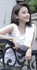 玉骨冰肌浅粉可爱少女白背心短裤院落洗头湿发气质写真图片集