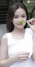 玉骨冰肌浅粉可爱少女白背心短裤院落洗头湿发气质写真图片集