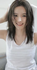 玉骨冰肌浅粉可爱少女白背心短裤院落洗头湿发气质写真图片集