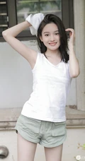 玉骨冰肌浅粉可爱少女白背心短裤院落洗头湿发气质写真图片集
