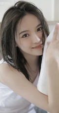 玉骨冰肌浅粉可爱少女白背心短裤院落洗头湿发气质写真图片集