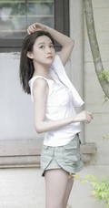 玉骨冰肌浅粉可爱少女白背心短裤院落洗头湿发气质写真图片集