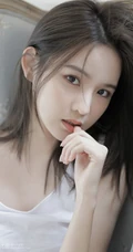 玉骨冰肌浅粉可爱少女白背心短裤院落洗头湿发气质写真图片集