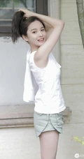 玉骨冰肌浅粉可爱少女白背心短裤院落洗头湿发气质写真图片集