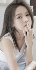 玉骨冰肌浅粉可爱少女白背心短裤院落洗头湿发气质写真图片集