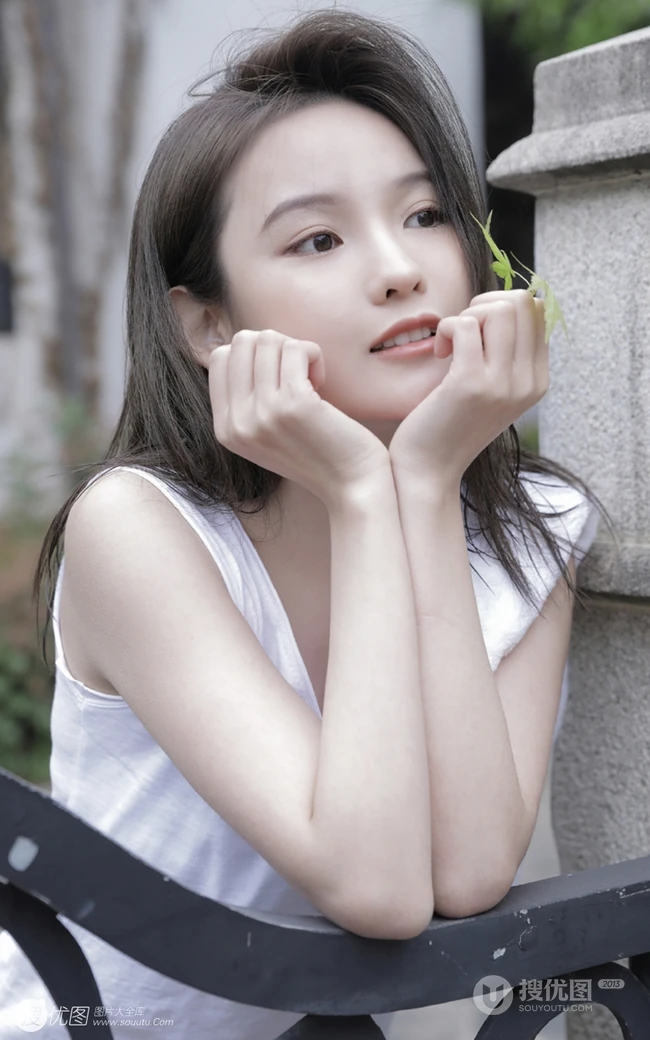 玉骨冰肌浅粉可爱少女白背心短裤院落洗头湿发气质写真图片集