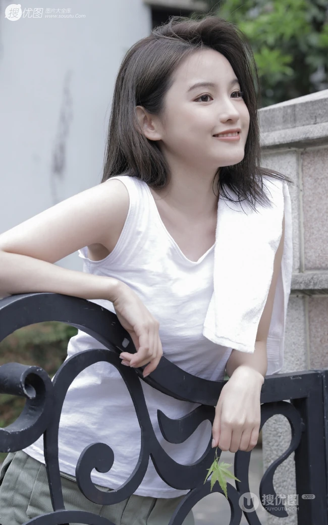 玉骨冰肌浅粉可爱少女白背心短裤院落洗头湿发气质写真图片集