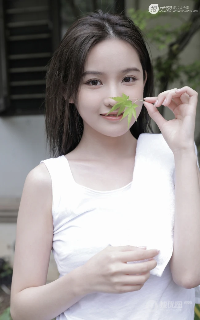 玉骨冰肌浅粉可爱少女白背心短裤院落洗头湿发气质写真图片集