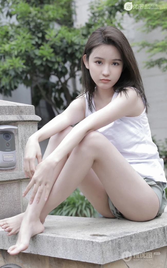 玉骨冰肌浅粉可爱少女白背心短裤院落洗头湿发气质写真图片集