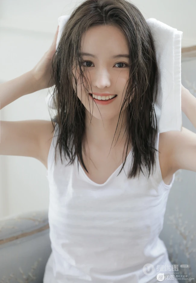 玉骨冰肌浅粉可爱少女白背心短裤院落洗头湿发气质写真图片集