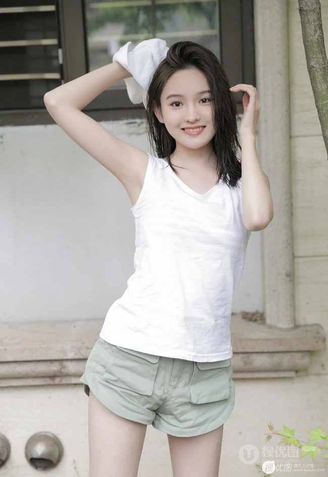 玉骨冰肌浅粉可爱少女白背心短裤院落洗头湿发气质写真图片集