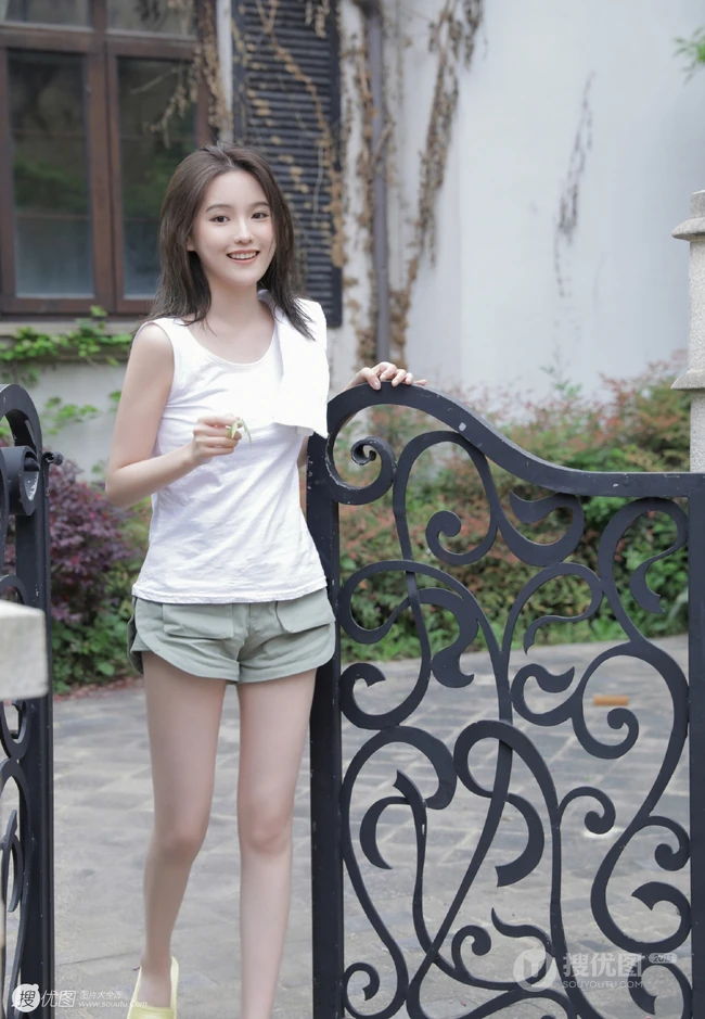 玉骨冰肌浅粉可爱少女白背心短裤院落洗头湿发气质写真图片集