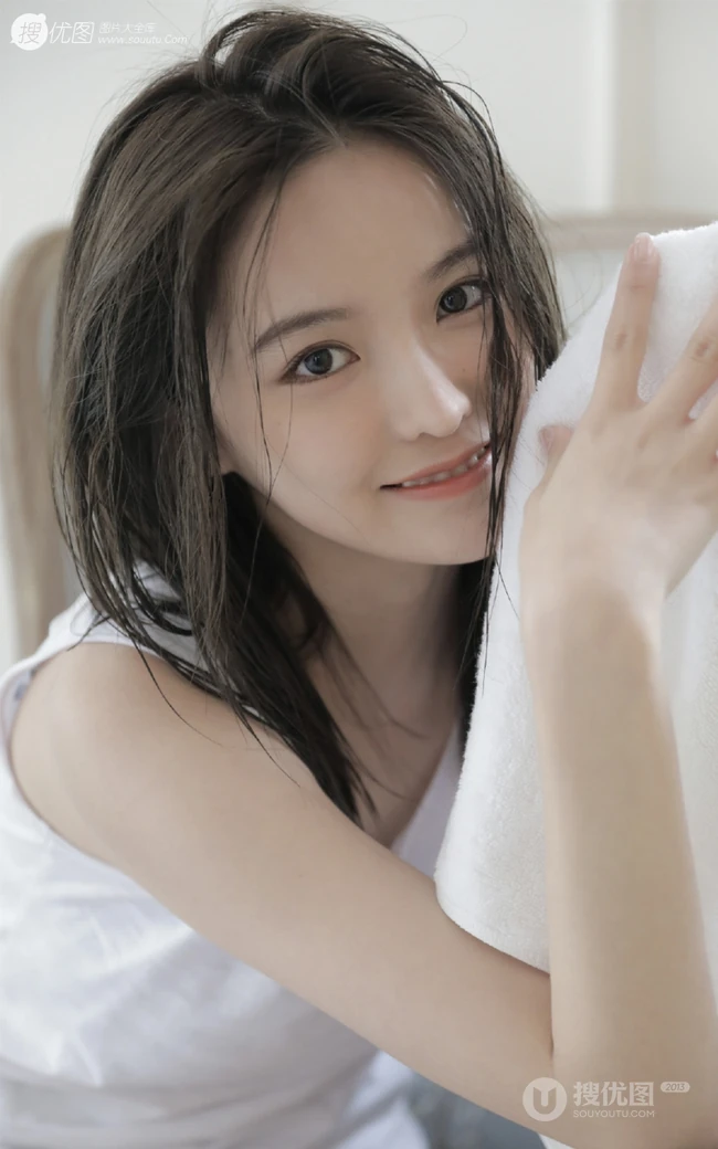 玉骨冰肌浅粉可爱少女白背心短裤院落洗头湿发气质写真图片集