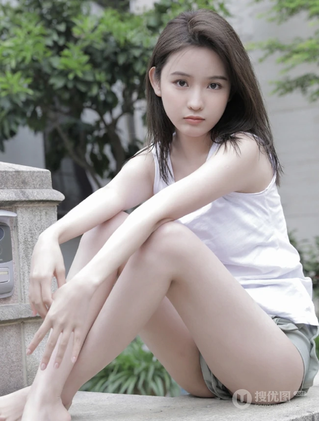 玉骨冰肌浅粉可爱少女白背心短裤院落洗头湿发气质写真图片集