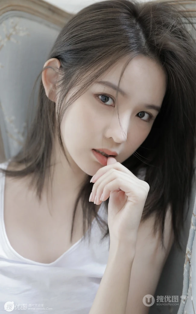 玉骨冰肌浅粉可爱少女白背心短裤院落洗头湿发气质写真图片集