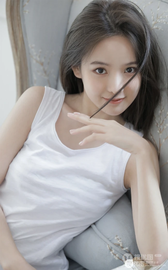 玉骨冰肌浅粉可爱少女白背心短裤院落洗头湿发气质写真图片集