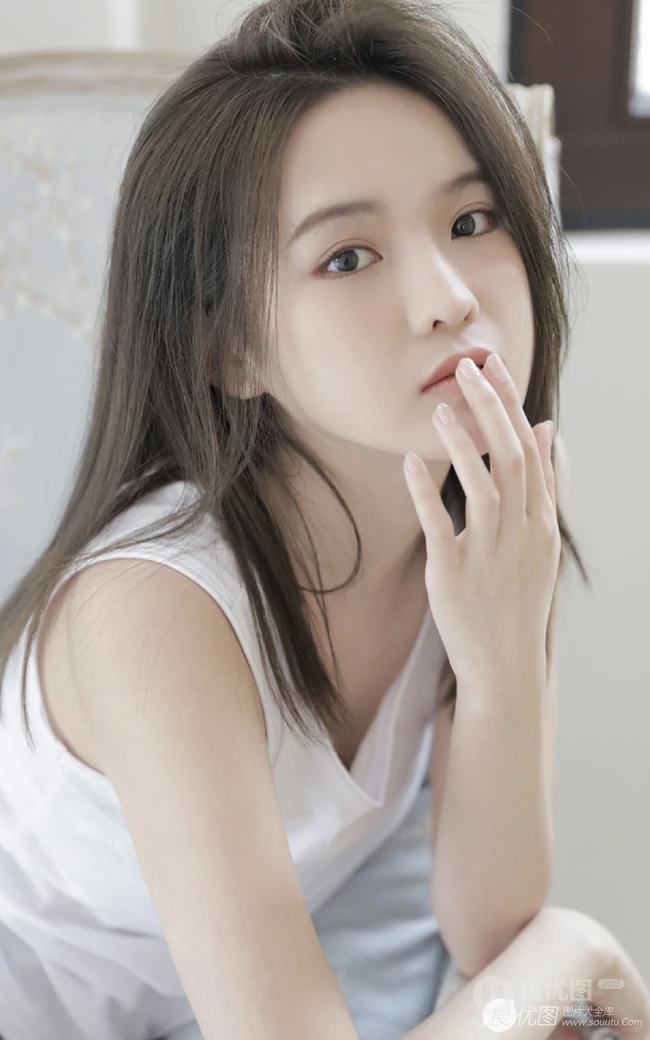 玉骨冰肌浅粉可爱少女白背心短裤院落洗头湿发气质写真图片集