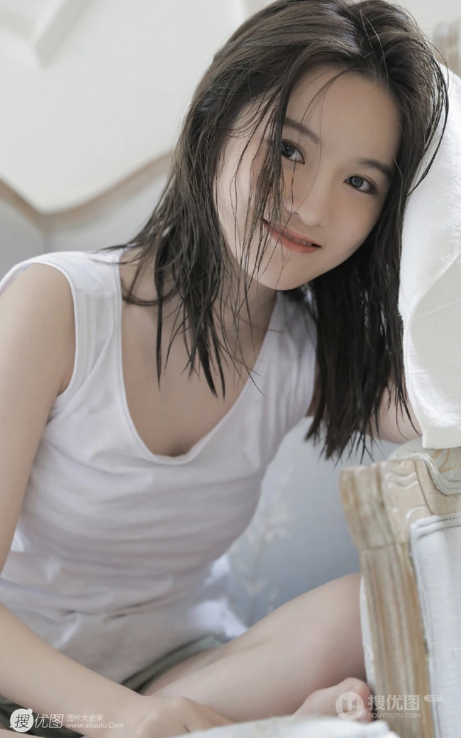 玉骨冰肌浅粉可爱少女白背心短裤院落洗头湿发气质写真图片集