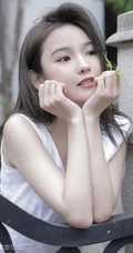 玉骨冰肌浅粉可爱少女白背心短裤院落洗头湿发气质写真图片集