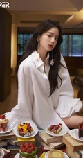 欧阳娜娜气质妩媚白衬衫品尝糕点写真图片，小露线条感清新柔美