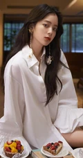欧阳娜娜气质妩媚白衬衫品尝糕点写真图片，小露线条感清新柔美