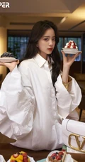 欧阳娜娜气质妩媚白衬衫品尝糕点写真图片，小露线条感清新柔美