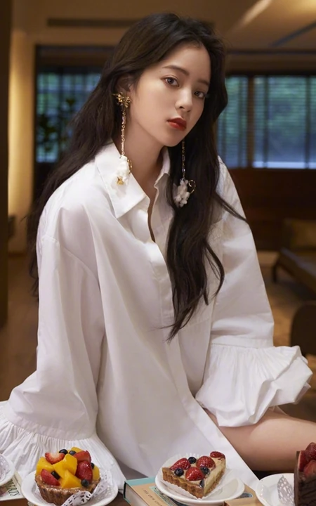 欧阳娜娜气质妩媚白衬衫品尝糕点写真图片，小露线条感清新柔美