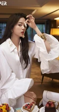 欧阳娜娜气质妩媚白衬衫品尝糕点写真图片，小露线条感清新柔美