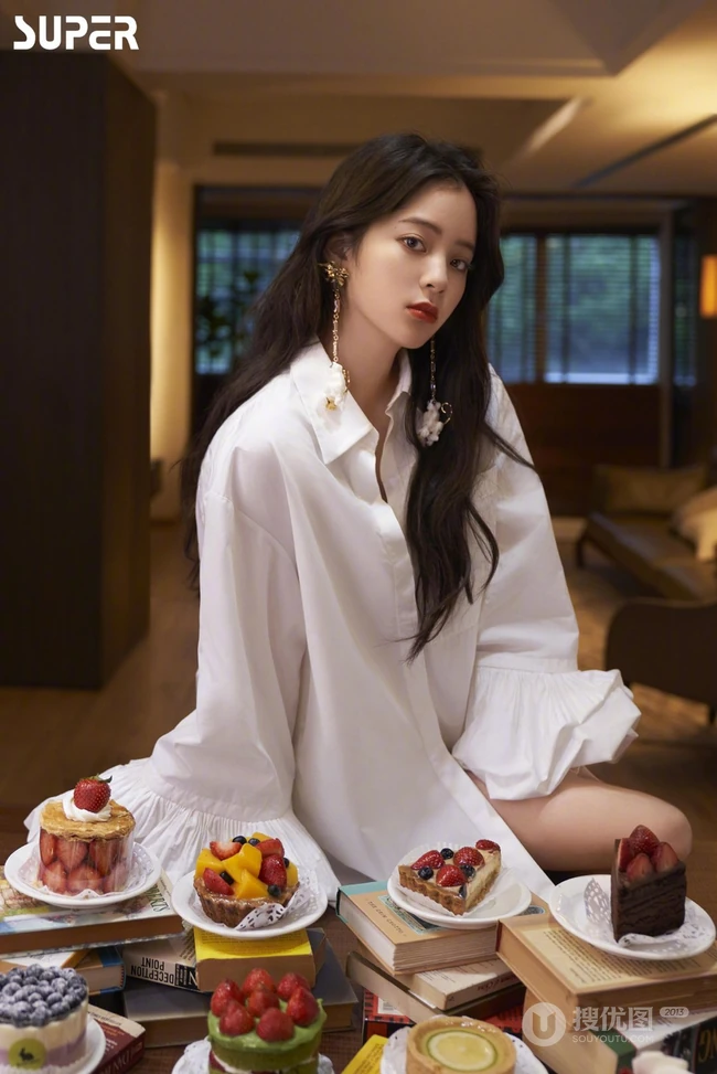 欧阳娜娜气质妩媚白衬衫品尝糕点写真图片，小露线条感清新柔美