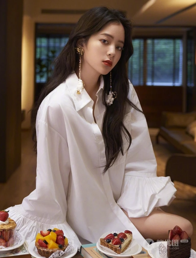 欧阳娜娜气质妩媚白衬衫品尝糕点写真图片，小露线条感清新柔美