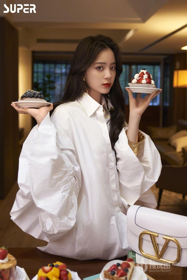 欧阳娜娜气质妩媚白衬衫品尝糕点写真图片，小露线条感清新柔美