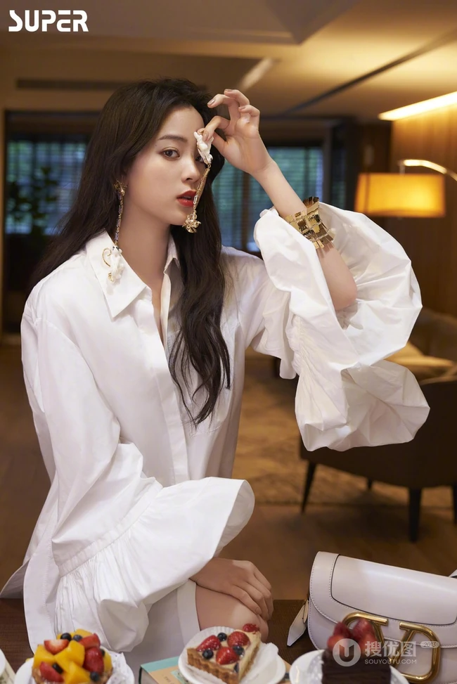 欧阳娜娜气质妩媚白衬衫品尝糕点写真图片，小露线条感清新柔美