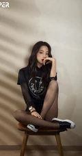 欧阳娜娜黑色服饰系列杂志写真图片，穿袜装的娜娜尽显别样柔美