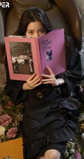 欧阳娜娜黑色服饰系列杂志写真图片，穿袜装的娜娜尽显别样柔美