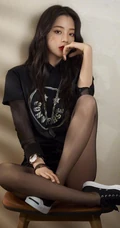 欧阳娜娜黑色服饰系列杂志写真图片，穿袜装的娜娜尽显别样柔美