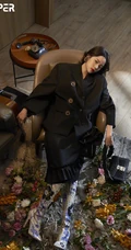 欧阳娜娜黑色服饰系列杂志写真图片，穿袜装的娜娜尽显别样柔美