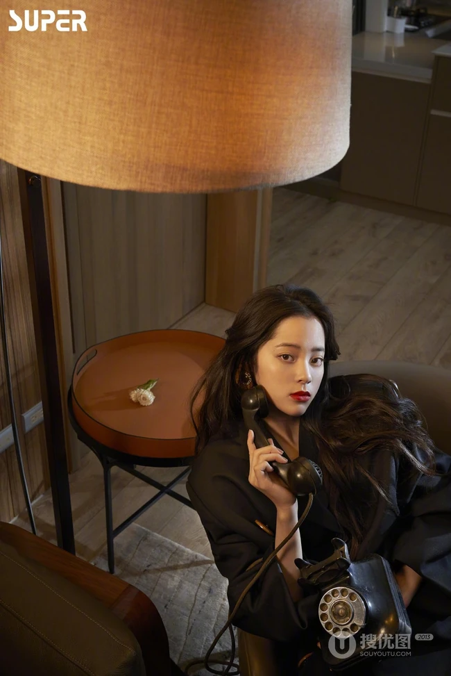 欧阳娜娜黑色服饰系列杂志写真图片，穿袜装的娜娜尽显别样柔美