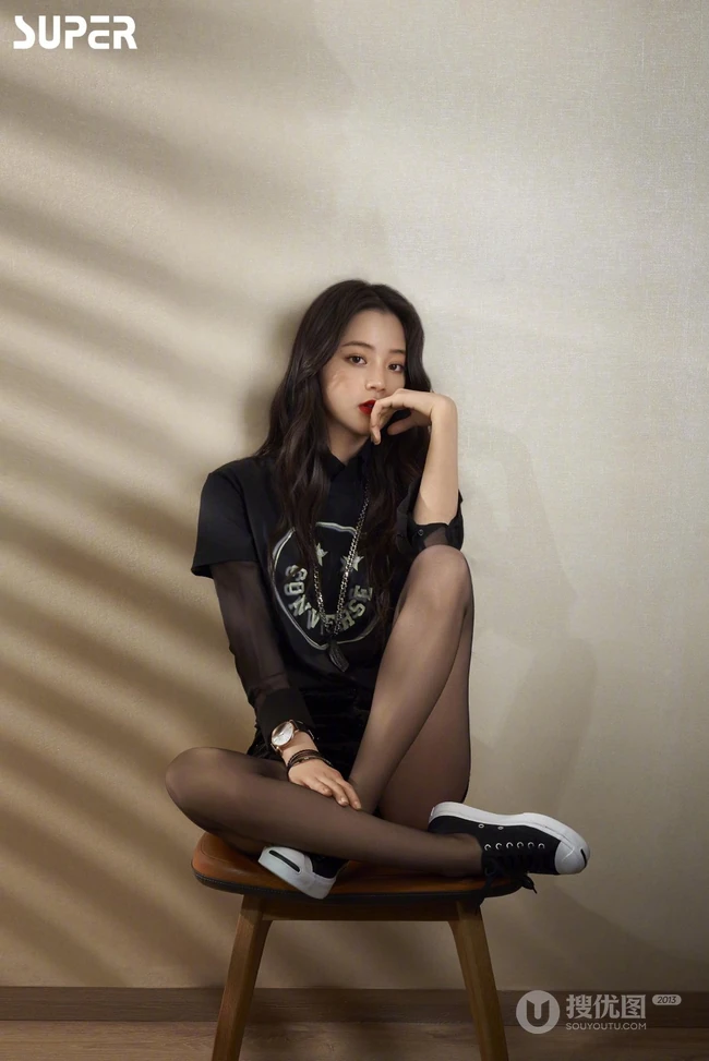 欧阳娜娜黑色服饰系列杂志写真图片，穿袜装的娜娜尽显别样柔美