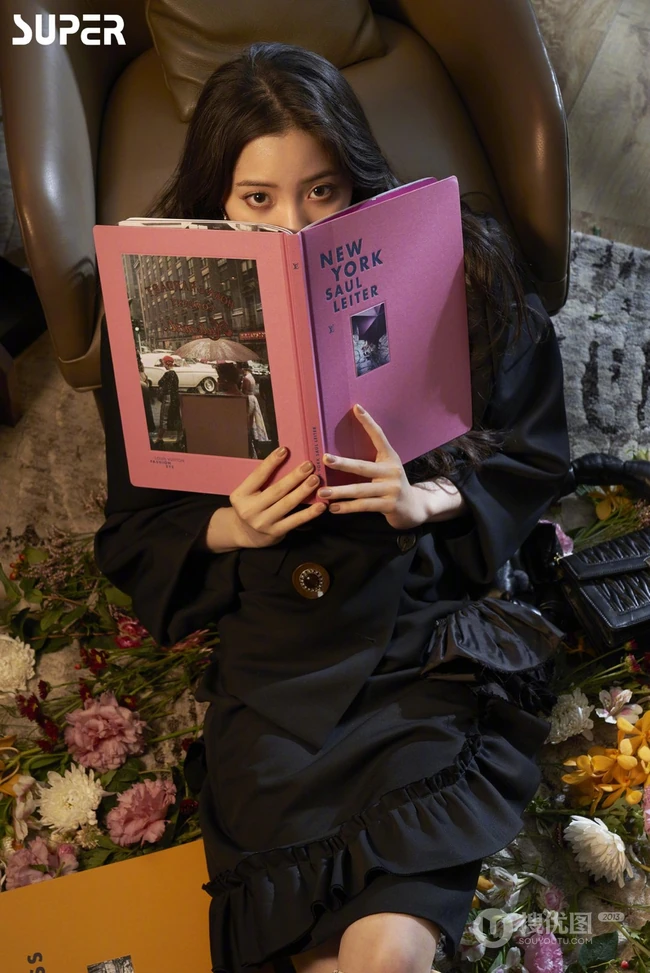 欧阳娜娜黑色服饰系列杂志写真图片，穿袜装的娜娜尽显别样柔美