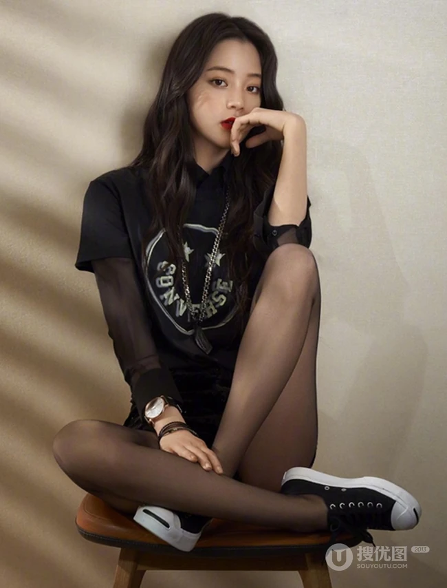 欧阳娜娜黑色服饰系列杂志写真图片，穿袜装的娜娜尽显别样柔美