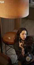 欧阳娜娜黑色服饰系列杂志写真图片，穿袜装的娜娜尽显别样柔美