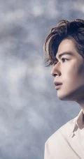 陈学冬新歌《曲折》MV宣传写真照片，隧道内的悲伤帅哥