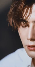 陈学冬新歌《曲折》MV宣传写真照片，隧道内的悲伤帅哥