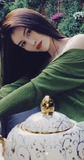 何穗清新绿衣置身花园悠闲写真图片