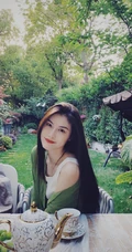 何穗清新绿衣置身花园悠闲写真图片