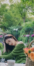 何穗清新绿衣置身花园悠闲写真图片