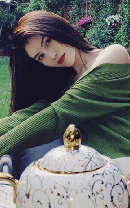何穗清新绿衣置身花园悠闲写真图片